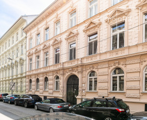 PREDANÉ -2 izb. byt 84 m2 v HISTORICKEJ budove s DVOROM.