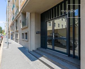 PREDANÉ: Ul.HOLLÉHO-2 izb. byt s klimatizáciou,pivnicou.