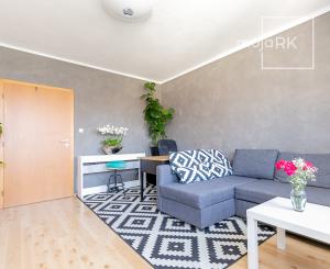 PREDANÉ: Ul.HOLLÉHO-2 izb. byt s klimatizáciou,pivnicou.