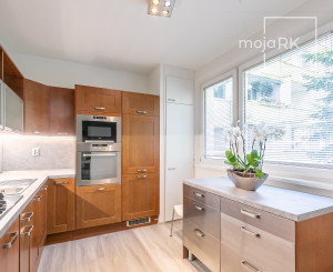 Zariadený, zrekonštruovaný 4 izb.byt 79 m2, balkón, pivnica.