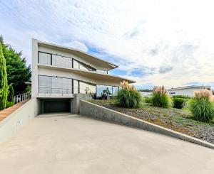 Výnimočná vila ZÁHORSKÉ SADY s bazénom, pozemok 1157 m2.