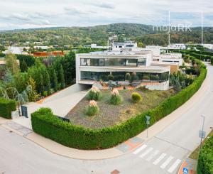 Výnimočná vila ZÁHORSKÉ SADY s bazénom, pozemok 1157 m2.