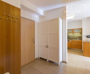 4 izb.byt 98 m2+terasa,2 kúpeľne,2xparking,2 murované pivnice