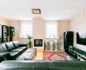 PRAKTICKÝ 5izb-rod.dom s bazénom v obľúbenej časti Malaciek.