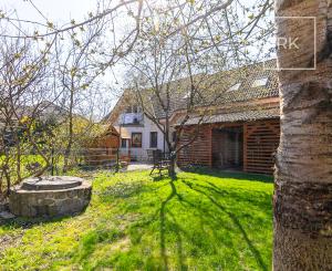 PREDANÉ-rod.dom s krásnym pozemkom v TOP tichej lokalite.