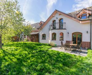 PREDANÉ-rod.dom s krásnym pozemkom v TOP tichej lokalite.