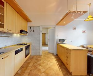 Veľký 3,5-izbový byt pri parku na Kmeťovom námestí, BA I