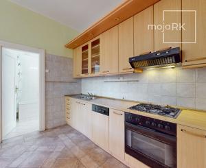 Veľký 3,5-izbový byt pri parku na Kmeťovom námestí, BA I