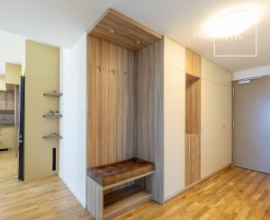 Úplne NOVÝ zariadený 3 izb.byt METROPOLIS + parking, pivnica.