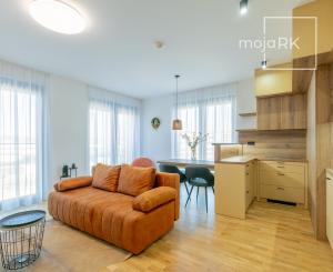 Úplne NOVÝ zariadený 3 izb.byt METROPOLIS + parking, pivnica.