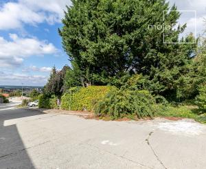 STAVEBNÝ POZEMOK 966m2 v slepej ul.Nevská-pod Strmým vŕškom.