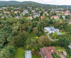 STAVEBNÝ POZEMOK 966m2 v slepej ul.Nevská-pod Strmým vŕškom.