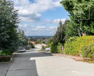 STAVEBNÝ POZEMOK 966m2 v slepej ul.Nevská-pod Strmým vŕškom.