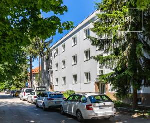 3 izb.byt v TEHLOVOM BYTOVOM DOME so ZÁHRADKOU v tichej lokalite.