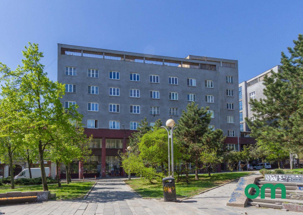 KOLLÁROVO NÁMESTIE-priestory 151 m2,MOŽNOSŤ ROZDELENIA.