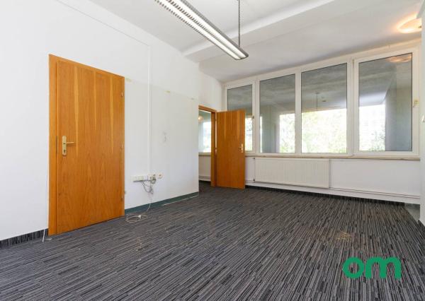 KOLLÁROVO NÁMESTIE-priestory 151 m2,MOŽNOSŤ ROZDELENIA.