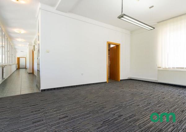 KOLLÁROVO NÁMESTIE-priestory 151 m2,MOŽNOSŤ ROZDELENIA.