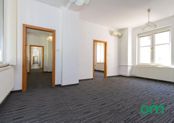 KOLLÁROVO NÁMESTIE-priestory 151 m2,MOŽNOSŤ ROZDELENIA.