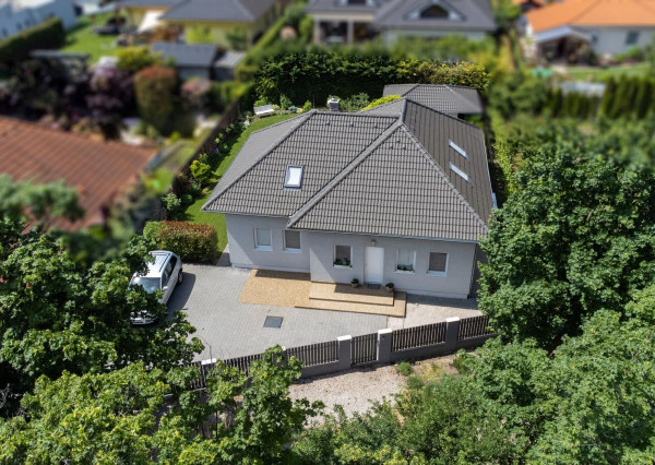 Výmerou nadštandardný rodinný dom, udržiavaná záhrada