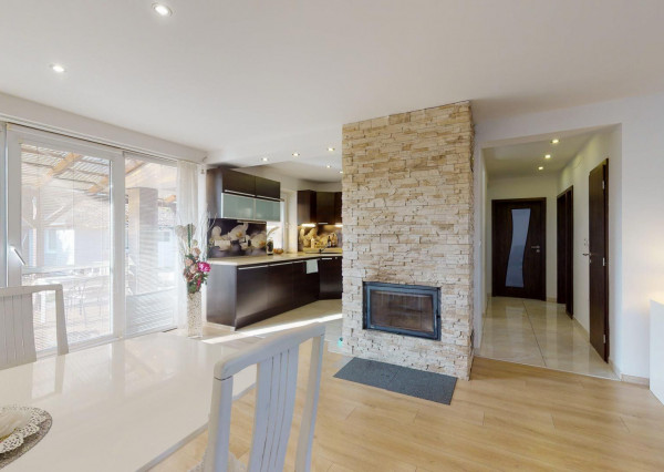 Výmerou nadštandardný rodinný dom, udržiavaná záhrada