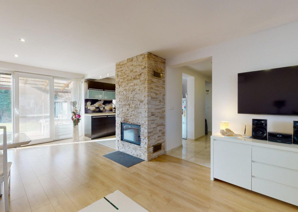 Výmerou nadštandardný rodinný dom, udržiavaná záhrada