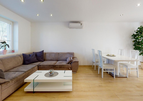 Výmerou nadštandardný rodinný dom, udržiavaná záhrada