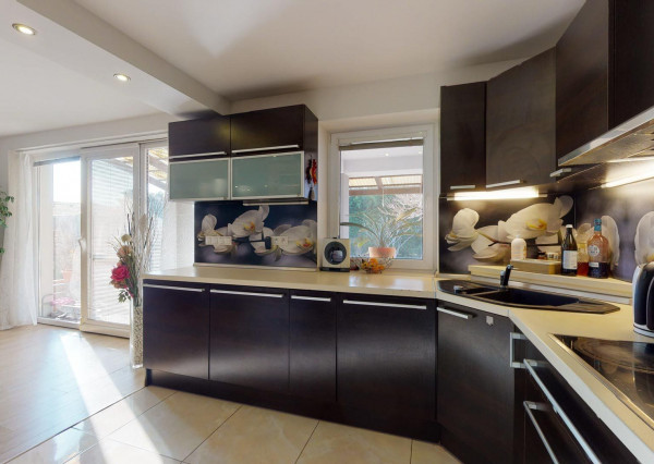 Výmerou nadštandardný rodinný dom, udržiavaná záhrada