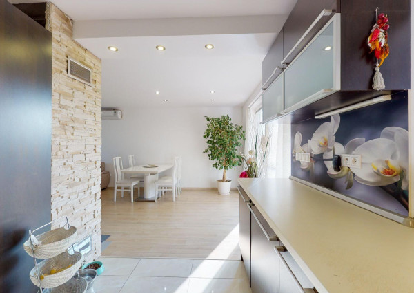 Výmerou nadštandardný rodinný dom, udržiavaná záhrada