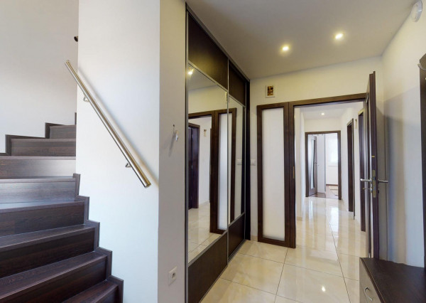 Výmerou nadštandardný rodinný dom, udržiavaná záhrada