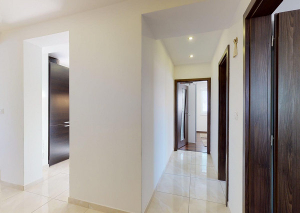 Výmerou nadštandardný rodinný dom, udržiavaná záhrada