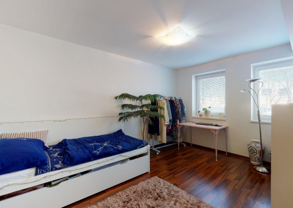 Výmerou nadštandardný rodinný dom, udržiavaná záhrada