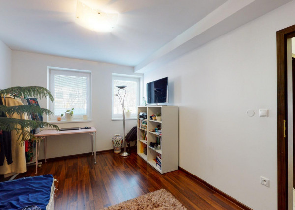 Výmerou nadštandardný rodinný dom, udržiavaná záhrada