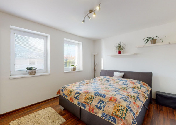 Výmerou nadštandardný rodinný dom, udržiavaná záhrada