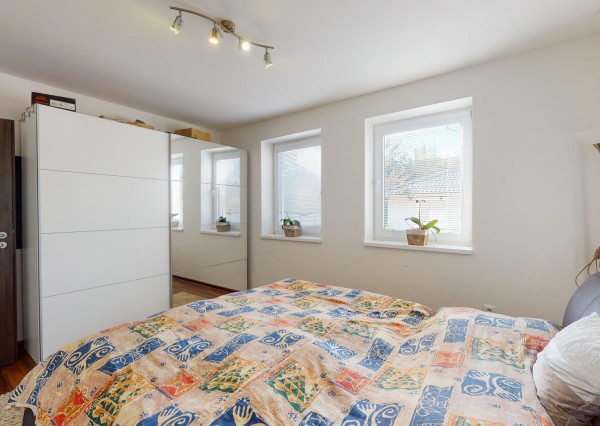 Výmerou nadštandardný rodinný dom, udržiavaná záhrada