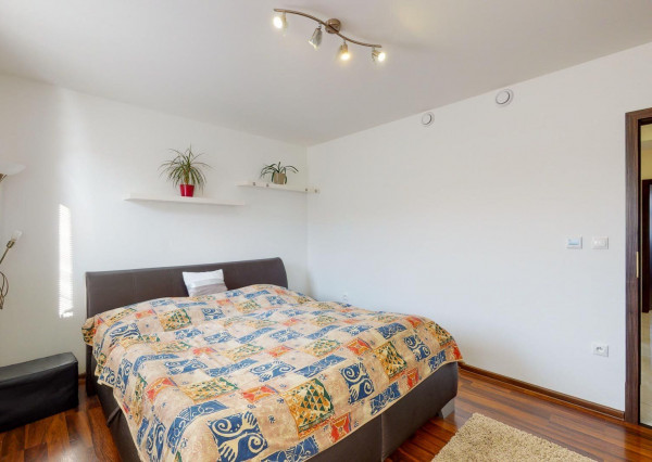 Výmerou nadštandardný rodinný dom, udržiavaná záhrada