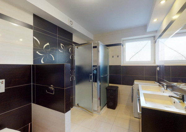 Výmerou nadštandardný rodinný dom, udržiavaná záhrada