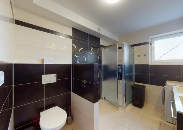 Výmerou nadštandardný rodinný dom, udržiavaná záhrada