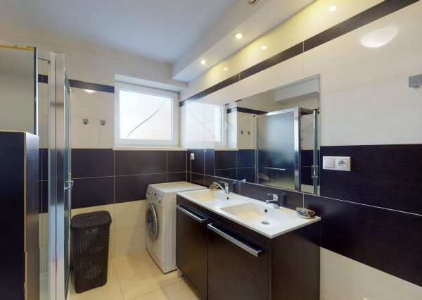 Výmerou nadštandardný rodinný dom, udržiavaná záhrada