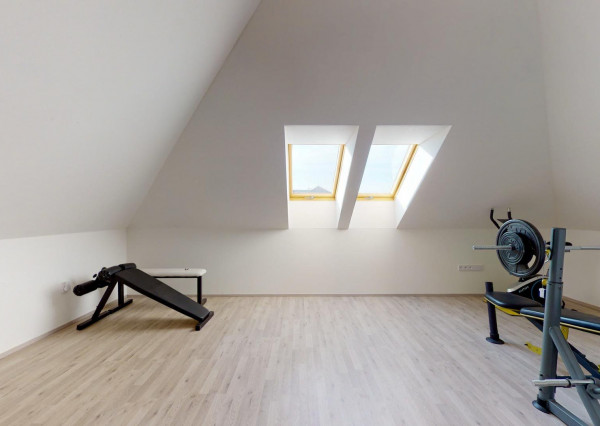 Výmerou nadštandardný rodinný dom, udržiavaná záhrada