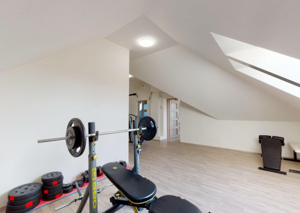 Výmerou nadštandardný rodinný dom, udržiavaná záhrada