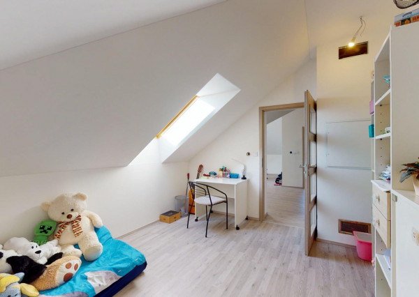 Výmerou nadštandardný rodinný dom, udržiavaná záhrada