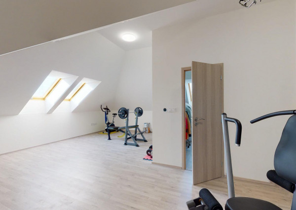 Výmerou nadštandardný rodinný dom, udržiavaná záhrada