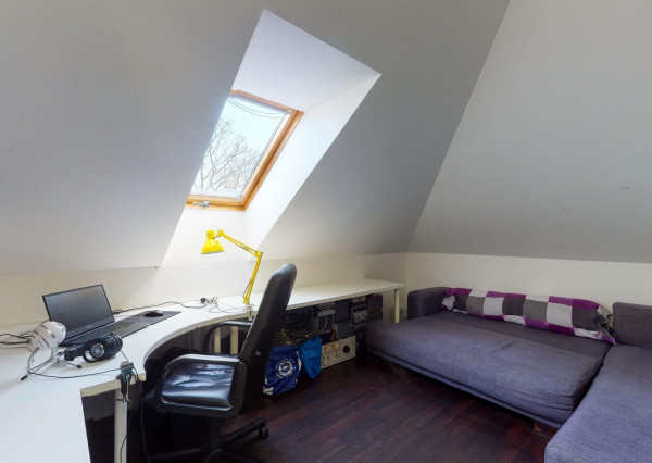 Výmerou nadštandardný rodinný dom, udržiavaná záhrada