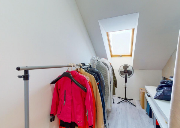 Výmerou nadštandardný rodinný dom, udržiavaná záhrada