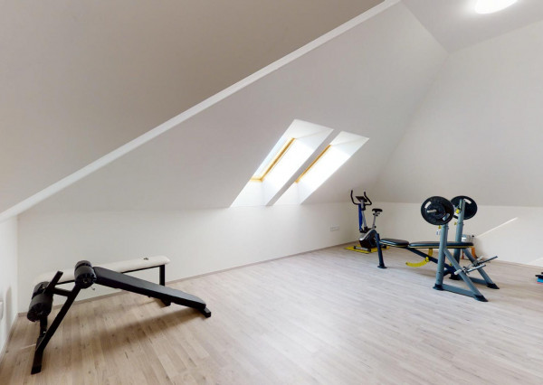 Výmerou nadštandardný rodinný dom, udržiavaná záhrada