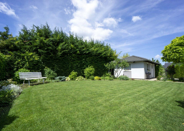 Výmerou nadštandardný rodinný dom, udržiavaná záhrada