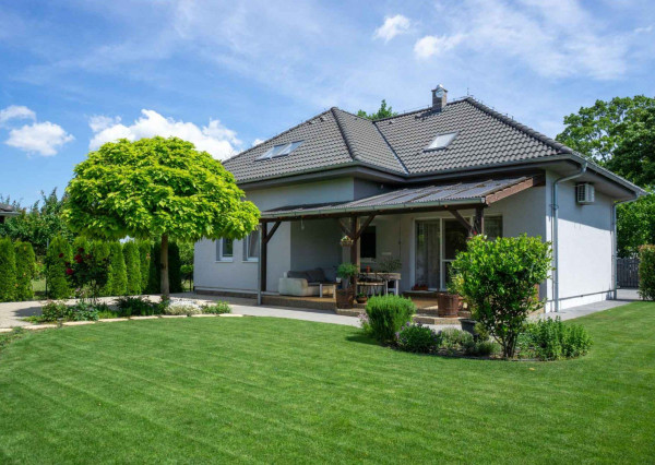 Výmerou nadštandardný rodinný dom, udržiavaná záhrada