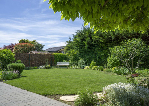 Výmerou nadštandardný rodinný dom, udržiavaná záhrada