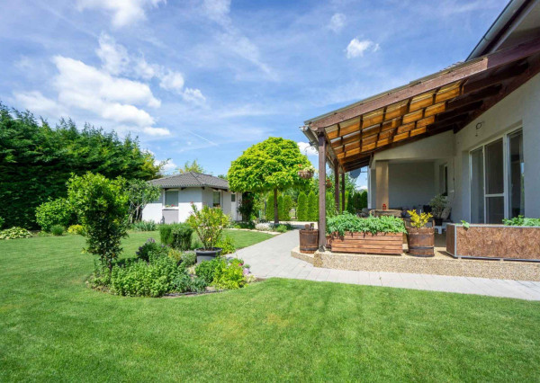 Výmerou nadštandardný rodinný dom, udržiavaná záhrada