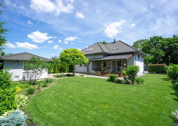 Výmerou nadštandardný rodinný dom, udržiavaná záhrada